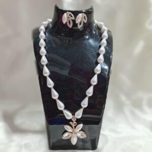 WHITE OVAL SHAPE PEARL SHAPE CHAIN WITH MATCHING EARING